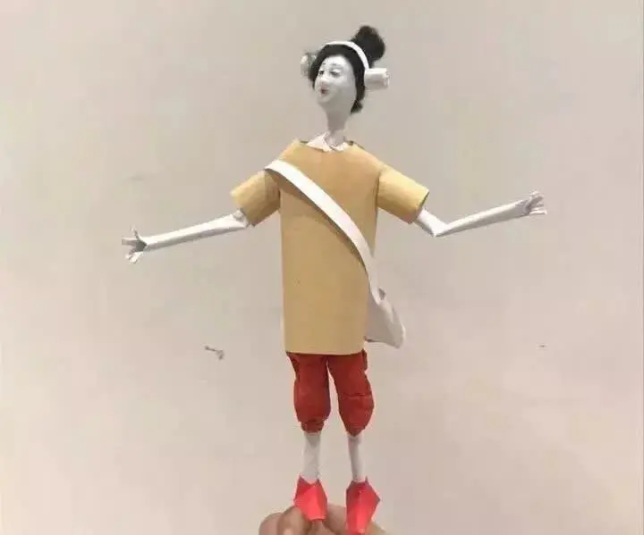 俩还鼓励父母开设纸扎教育工作坊,教儿童或者年轻人制作创意纸扎人偶