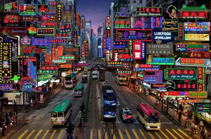 在香港街道熠熠灯火与之霓虹光里的遐想